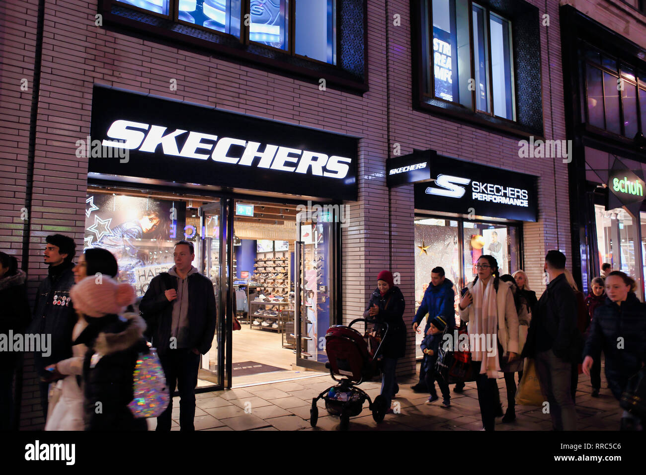 Tienda de Zapatos Skechers en Oxford Street, Londres, Inglaterra, Reino  Unido Fotografía de stock - Alamy