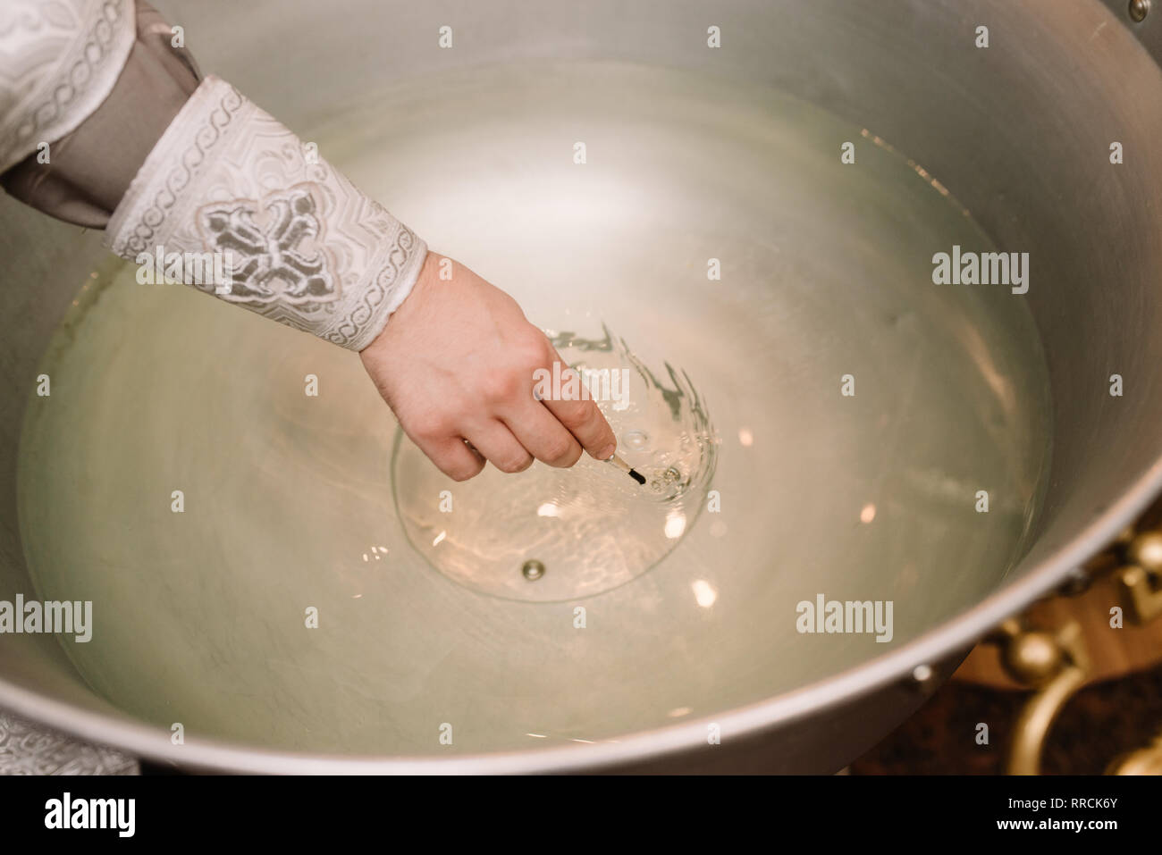 Bañera grande con agua durante una ceremonia religiosa. Sacramento del  Bautismo Fotografía de stock - Alamy
