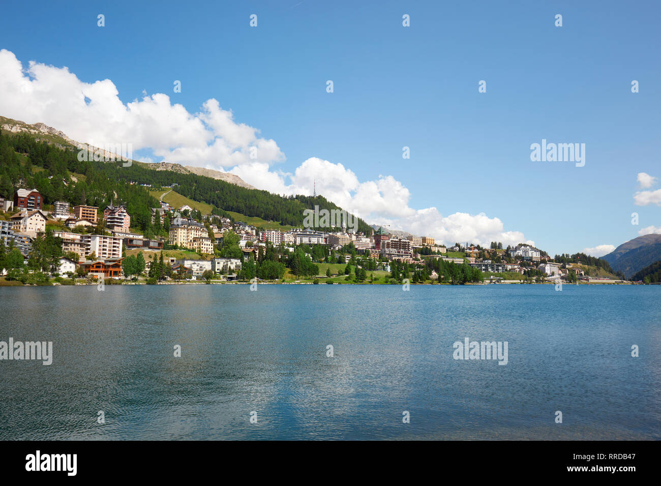 Sankt Moritz a la ciudad y al lago en verano, el sol en Suiza Foto de stock