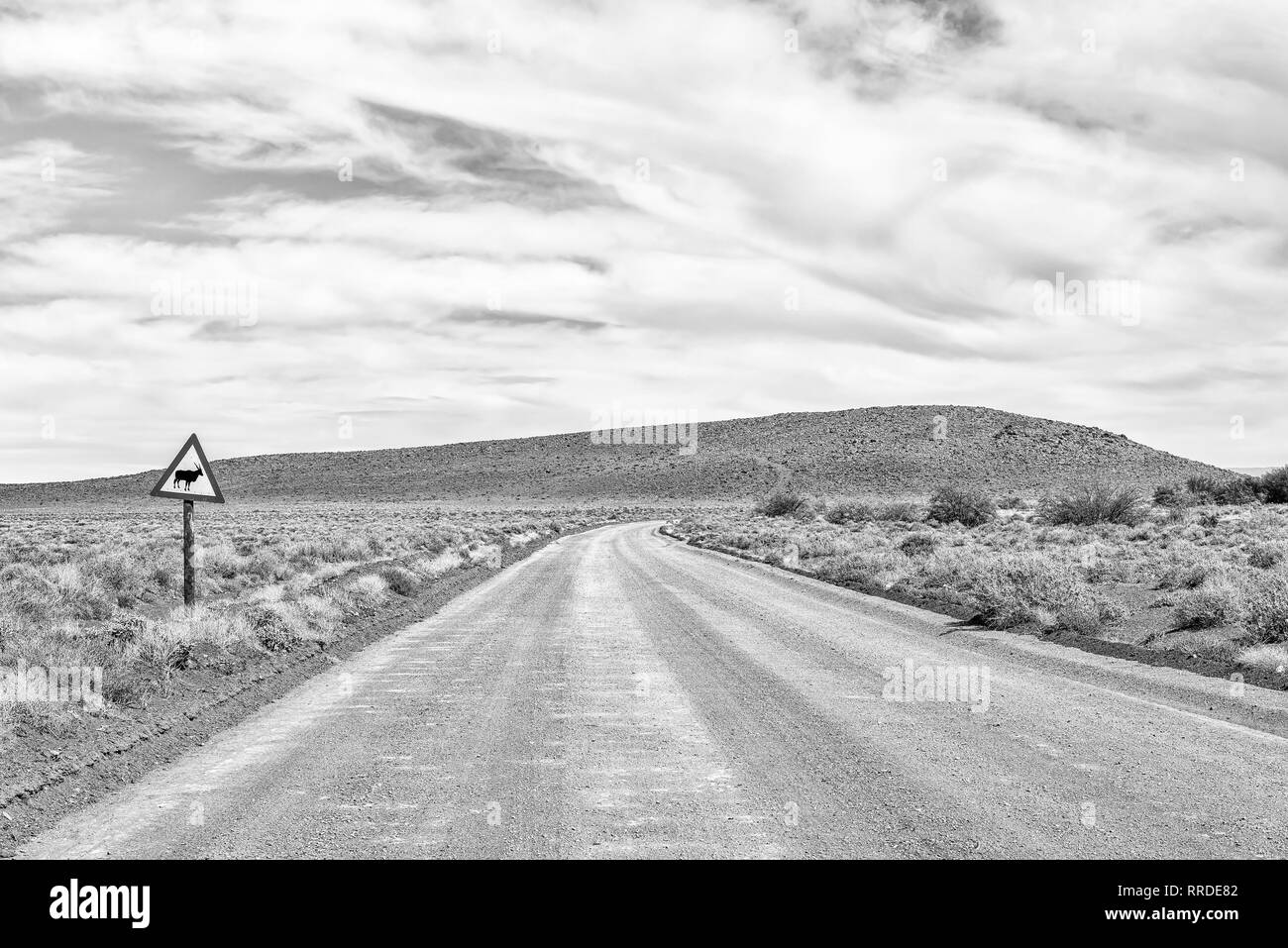 Gravel road warning sign Imágenes de stock en blanco y negro - Alamy