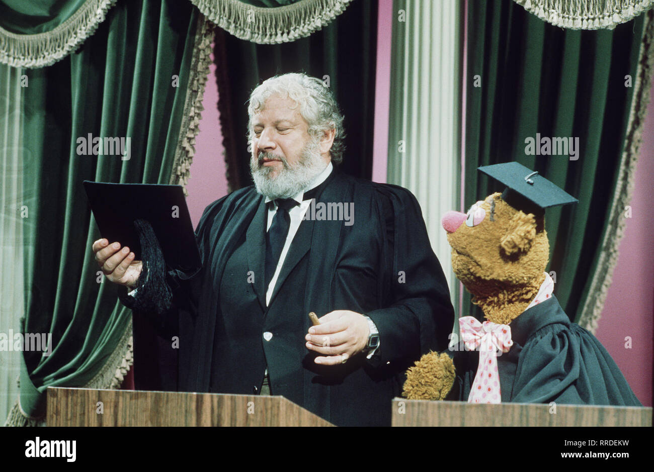 Muppets show Peter Ustinov / Überschrift: Muppets show Foto de stock