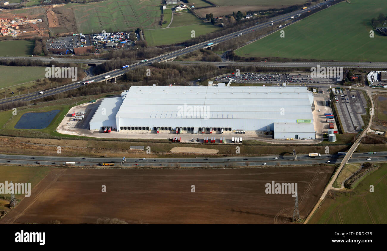 Vista aérea de la TK Maxx Centro de distribución 33, Konttingley Crosspoint, West Yorkshire, también ocupada por la empresa inicio servir Foto de stock