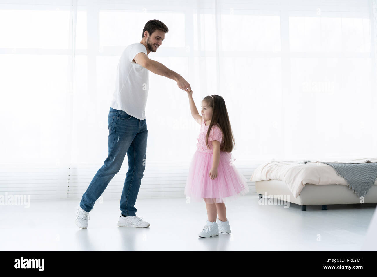 Te amo, papá! Apuesto joven baila en su casa con su pequeña niña lindo.  Feliz Día del Padre! Fotografía de stock - Alamy