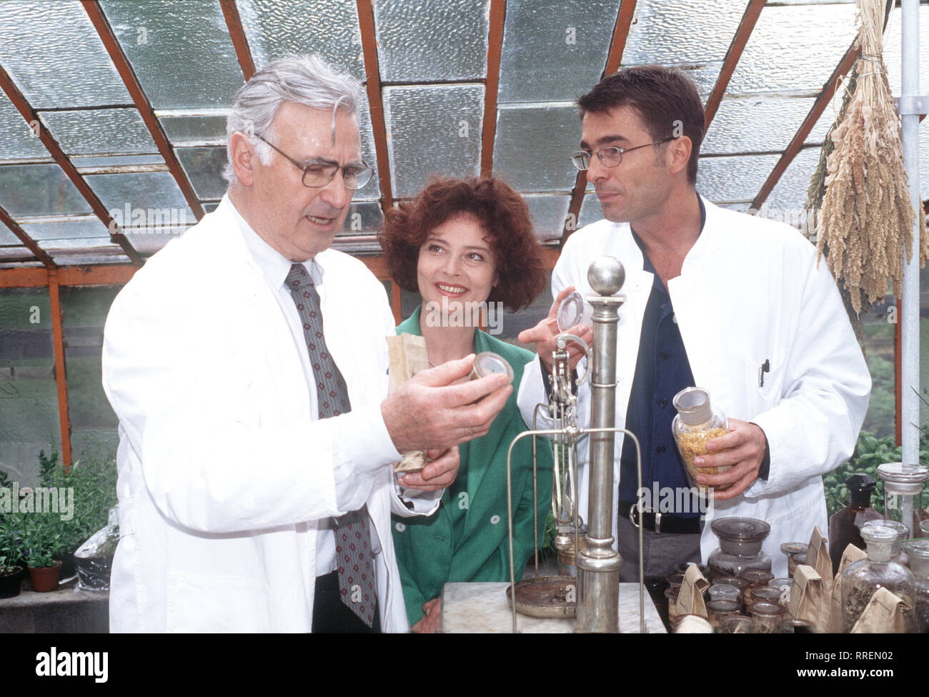 ROSENAU KURKLINIK- Spannende Geschichten Rund um die Kurklinik Rosenau. Im Bild: Karl Michael Vogler (Prof. Bernhardt), ANGELIKA PERDELWITZ (Marion Dieckhoff) und Stefan Gubser (Dr. Tannert) aka. Zur Familien-Serie Pilotfilm / Überschrift: KURKLINIK ROSENAU / Deutschland 1995 Foto de stock