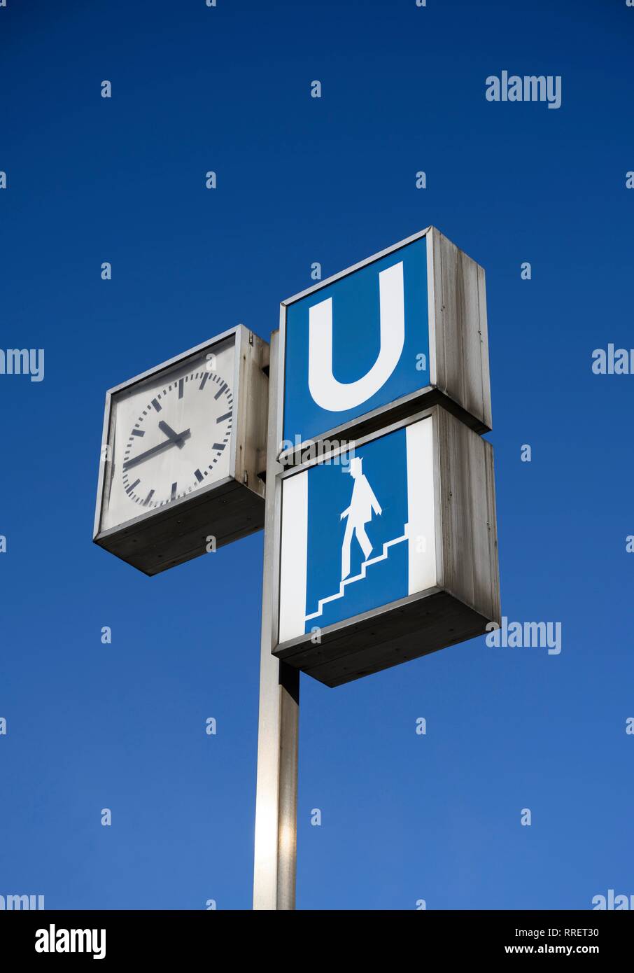 Signo de metro y reloj en la estación de metro, Munich, Baviera, Alemania Foto de stock