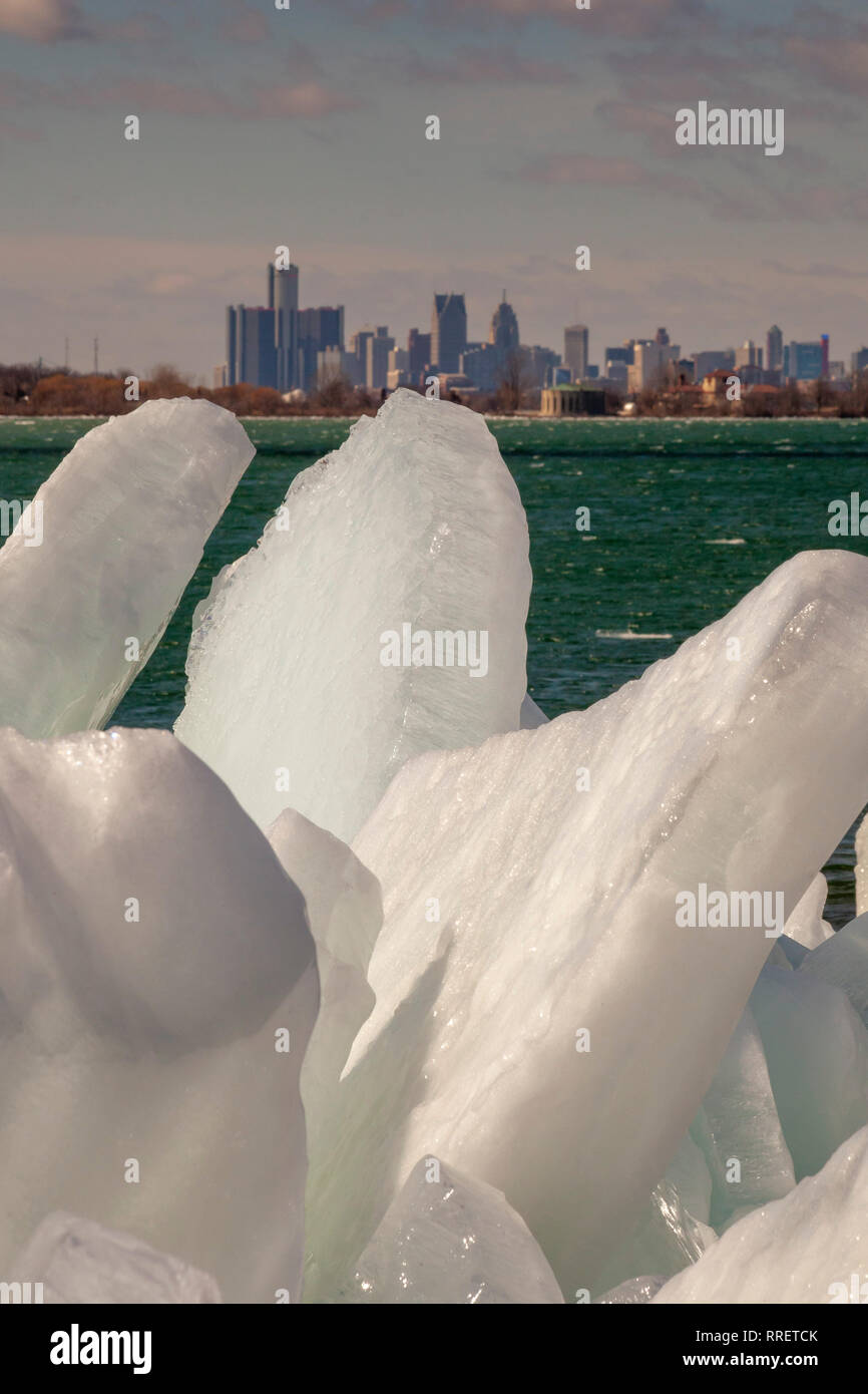 Detroit, Michigan - bloques de hielo en la orilla del río Detroit, aguas arriba del centro de la ciudad de Detroit. Foto de stock