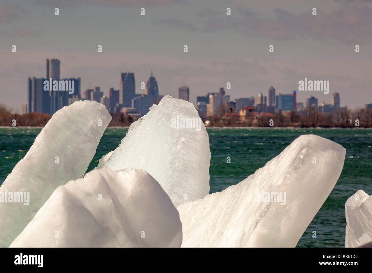 Detroit, Michigan - bloques de hielo en la orilla del río Detroit, aguas arriba del centro de la ciudad de Detroit. Foto de stock