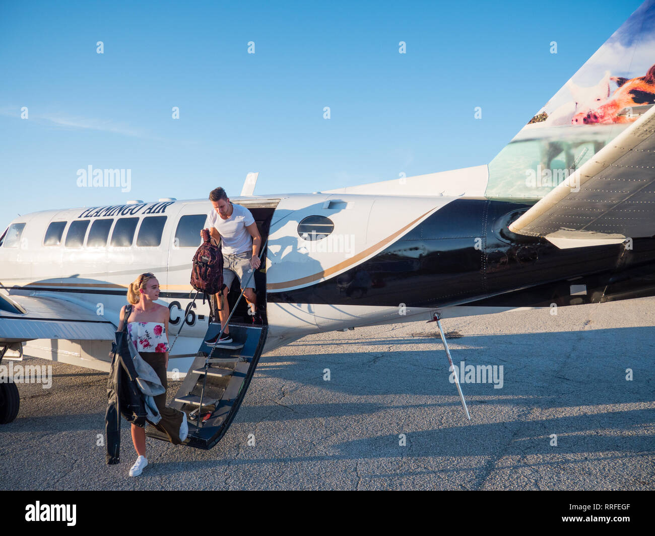 Los turistas que llegan al aeropuerto de Governor's Harbour, Eleuthera Island, Bahamas, Eleuthera, en el Caribe. Foto de stock