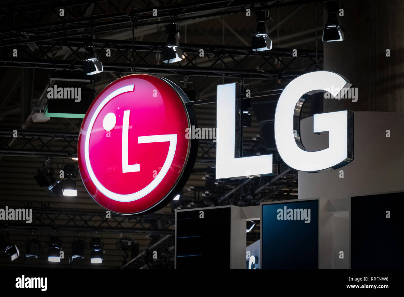 El logo de LG es visto durante el MWC 2019. El MWC2019 Mobile World Congress abre sus puertas para mostrar las últimas noticias de los fabricantes de teléfonos inteligentes. La presencia de dispositivos preparados para gestionar las comunicaciones de 5G ha sido el distintivo de esta edición. Foto de stock