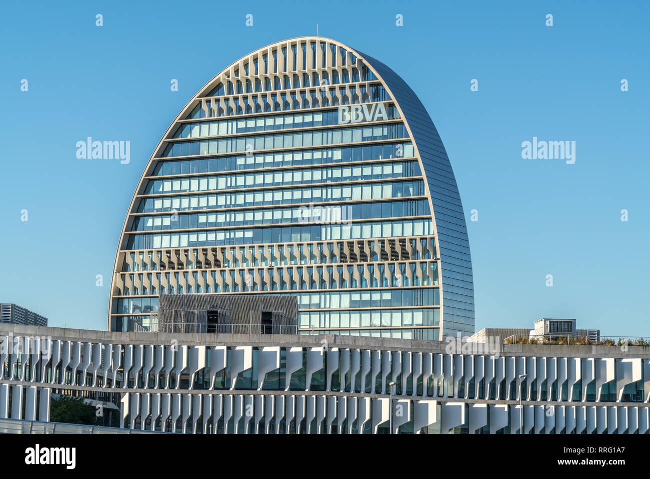 Madrid, España - 30 de enero de 2018 : "La Vela", edificio sede del banco BBVA moderno edificio en el distrito de 'Las Tablas'. Diseñado por el Premio Pritzker winn Foto de stock