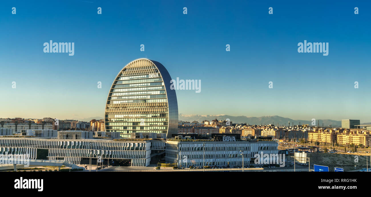 Madrid, España - 30 de enero de 2018: Vista panorámica de "La Vela", edificio sede del banco BBVA en 'Las Tablas' del distrito. Diseñado por el Premio Pritzker wi Foto de stock