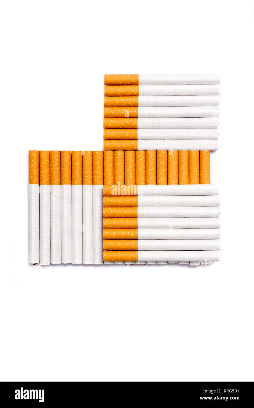 Cigarrillos en forma de cruz. Imagen conceptual de una idea de no fumadores aislado sobre fondo blanco. Foto de stock