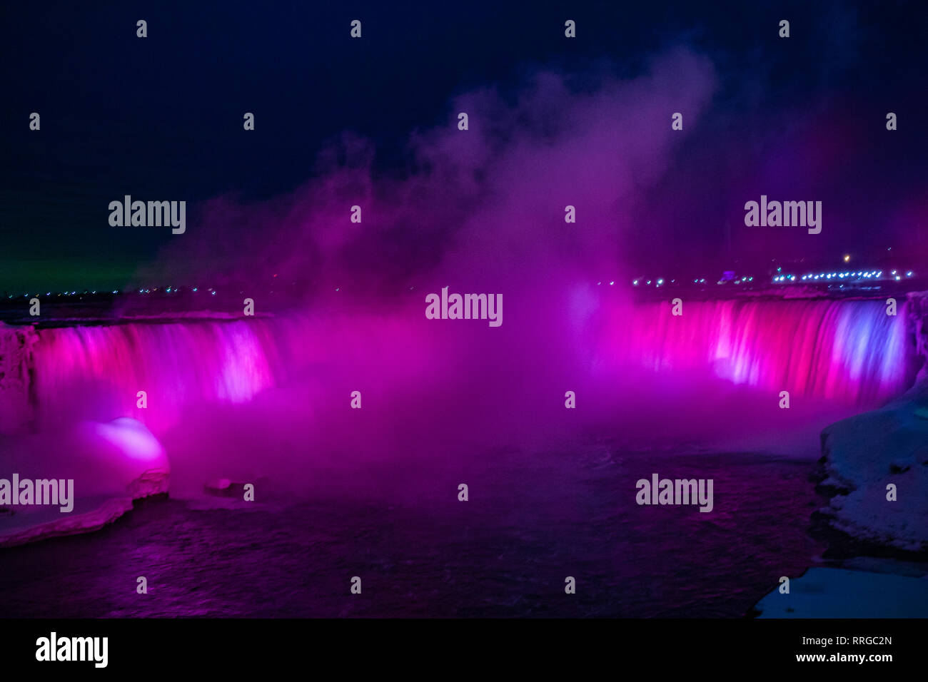 Hermosa noche de invierno idilio congelada en Horseshoe Falls iluminado con  luces de colores, el lado Canadiense de las Cataratas del Niágara, ver  mostrando así como t Fotografía de stock - Alamy