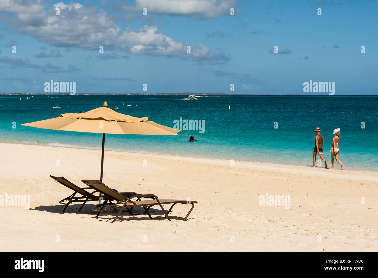 Sombrillas en la playa de Grace Bay, Providenciales, Islas Turcas y Caicos, Antillas, América Central Foto de stock