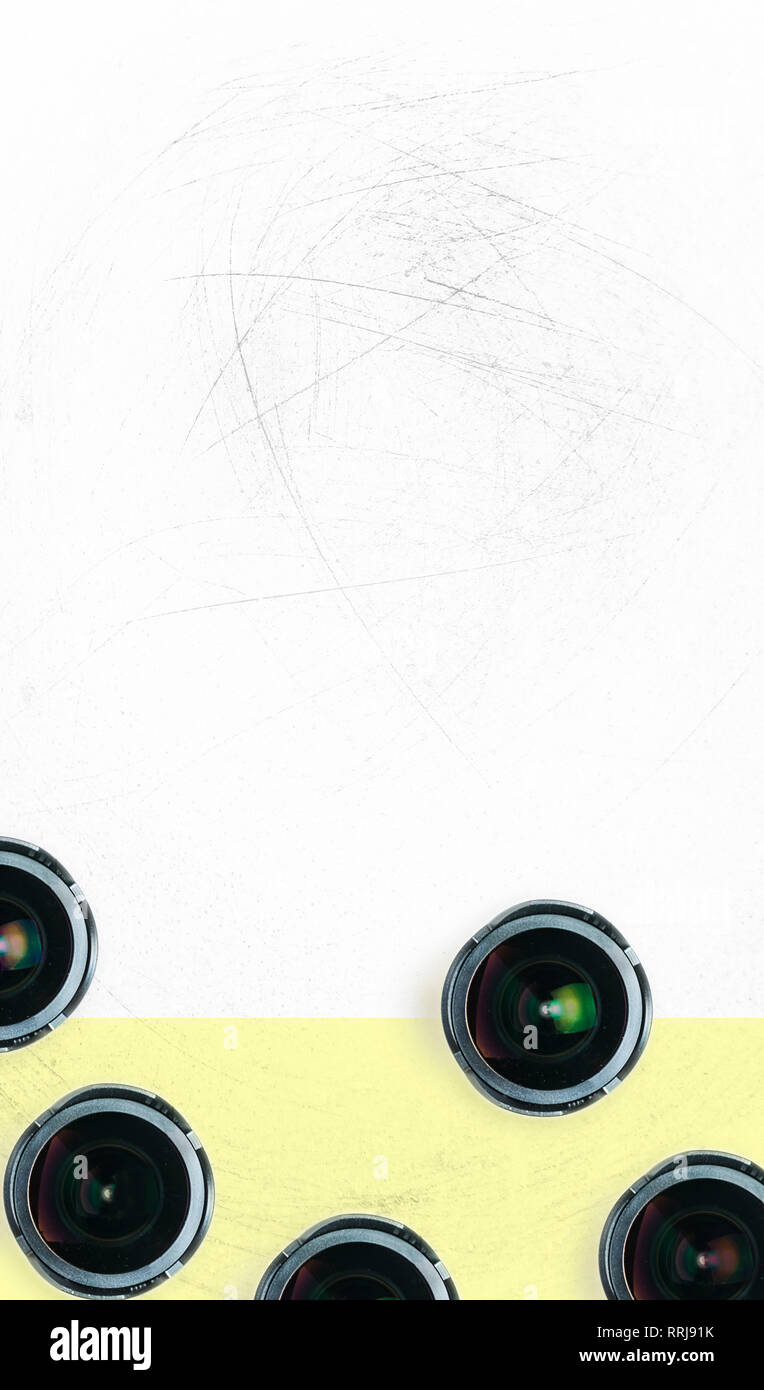 Variedad de lentes de ojo de pez, gran angular sobre fondo amarillo blanco Foto de stock