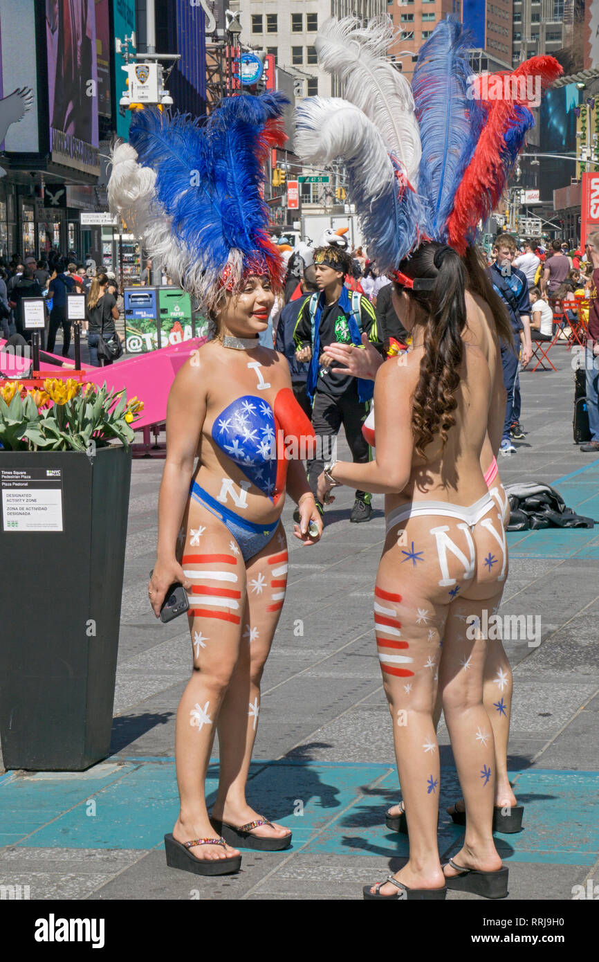 Tres principalmente desnudo desnudas tienen un chat en Times Square donde  bullicio de turistas para obtener sus fotos tomadas con ellos Fotografía de  stock - Alamy