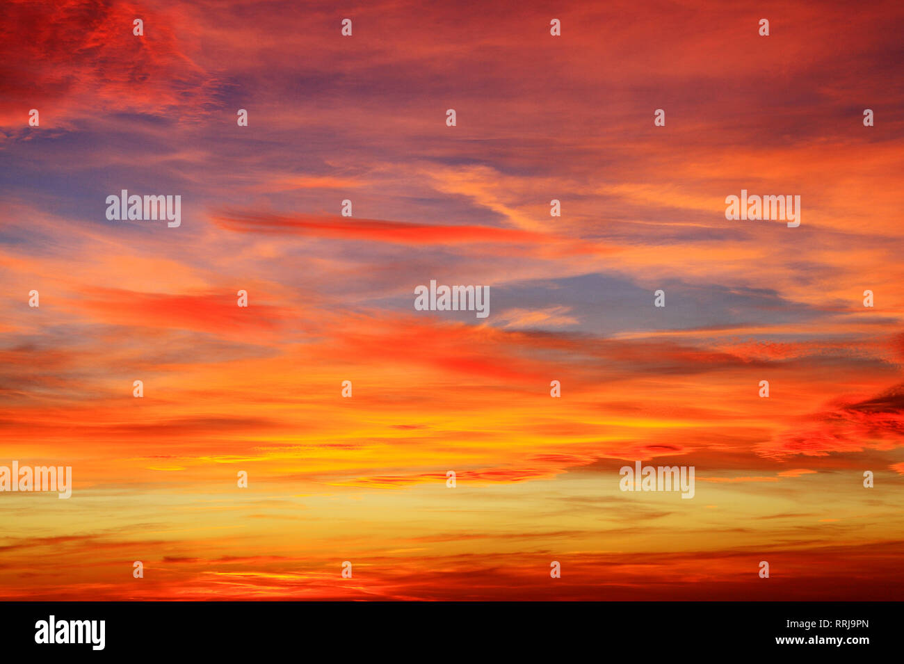 Cielo, muchos colores, de varios colores, rojo, rosa, naranja, azul oscuro, azul claro, nubes, nubes, después del atardecer, formación Foto de stock