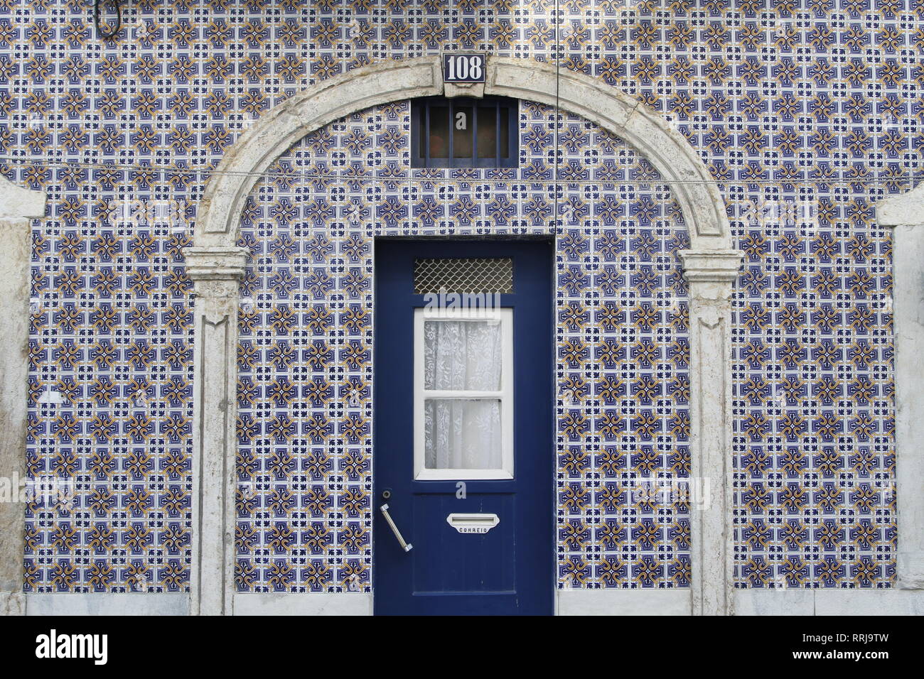 Puerta Azul Con Arcos De Piedra En El Diseno De Una Pared Llena De