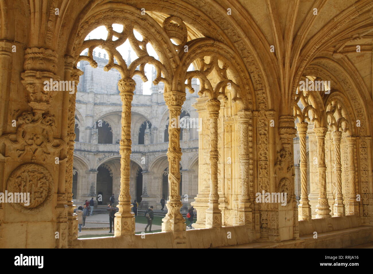 Maravillosamente intrincada arcos y columnas dentro de los claustros de Belem, el monasterio de Los Jerónimos, Lisboa, Portugal Foto de stock