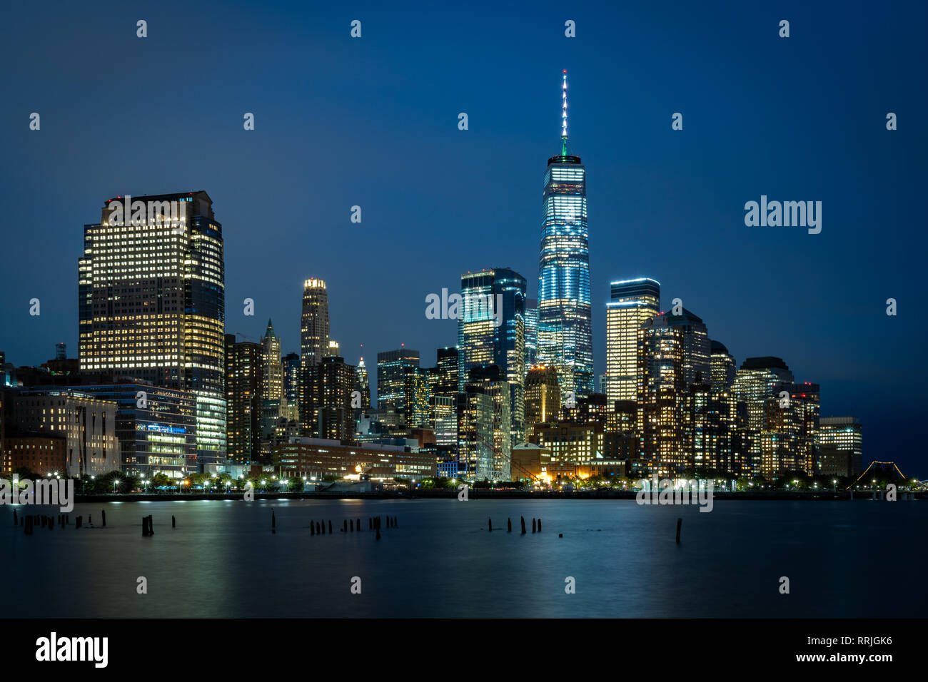 Un tiempo de exposición de las luces de Manhattan durante la hora azul noche, Nueva York, Estados Unidos de América, América del Norte Foto de stock