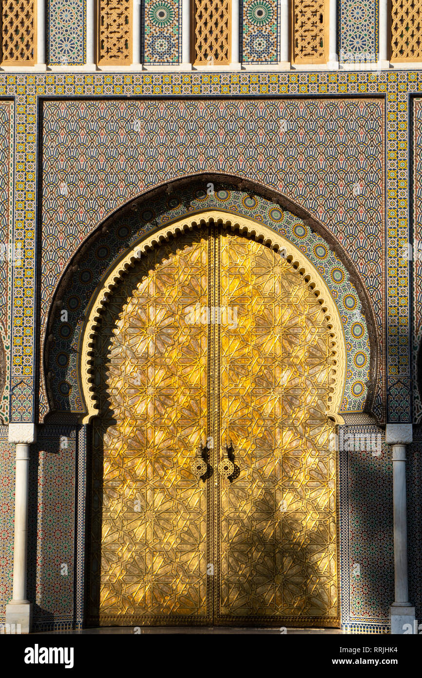La imponente puerta delantera morisco en el sol vespertino, del Dar el Makhzen (Palacio Real), Nueva Fez, Marruecos, Norte de África, África Foto de stock