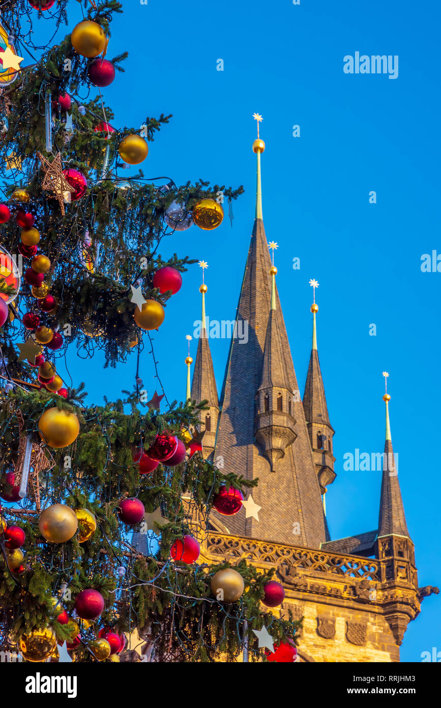 Iglesia de Tyn y mercados de Navidad, Staromestske namesti (Plaza de la Ciudad Vieja), Stare Mesto (Ciudad Vieja), la UNESCO, Praga, República Checa Foto de stock