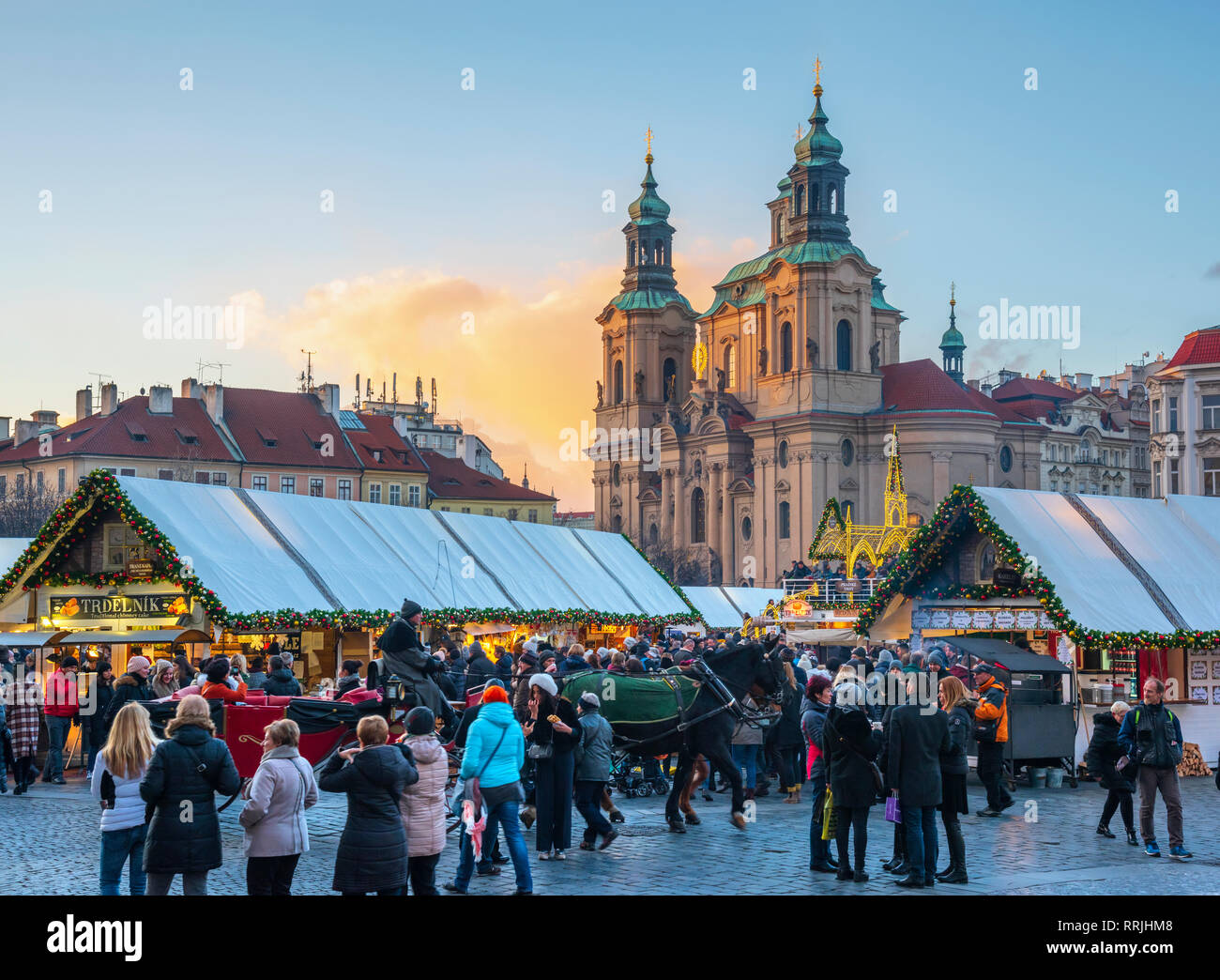 Iglesia de San Nicolás y los mercados de Navidad, Staromestske namesti (Plaza de la Ciudad Vieja), Stare Mesto (Ciudad Vieja), la UNESCO, Praga, República Checa Foto de stock