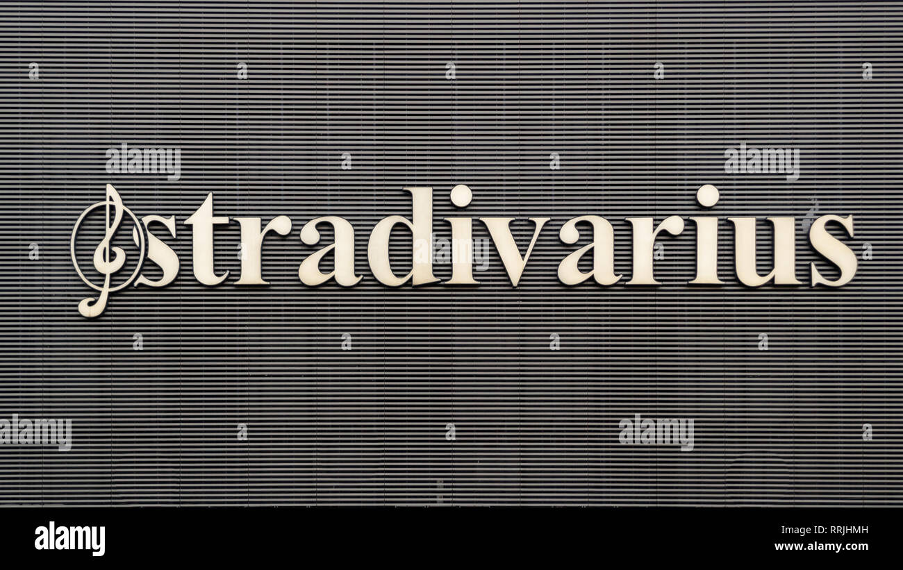 Bucarest, Rumania - 17 de febrero de 2019: el logotipo de Stradivarius en el Comercial Unirea edificio. Stradivarius es un centro internacional hombres y mujeres ropa Fotografía de stock - Alamy