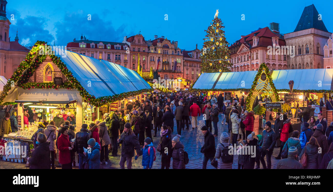 Mercado de Navidad, Staromestske namesti (Plaza de la Ciudad Vieja, Stare Mesto (Ciudad Vieja), Sitio de Patrimonio Mundial de la UNESCO, Praga, República Checa, Europa Foto de stock