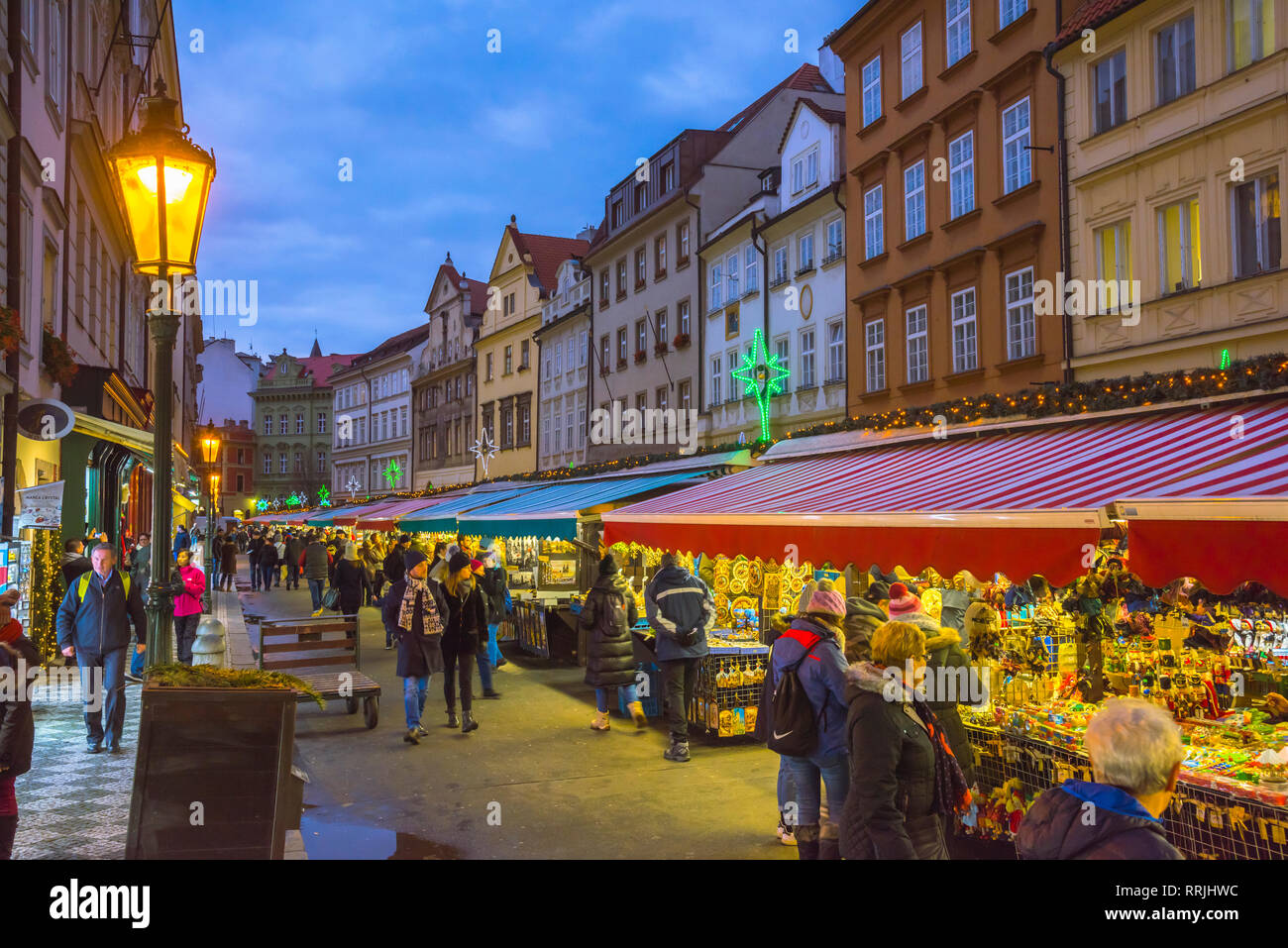 Mercado de Navidad, Havelska Market Place, Stare Mesto (Ciudad Vieja), Praga, República Checa, Europa Foto de stock