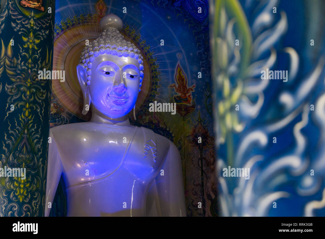 Estatua de Buda azulado en el interior del templo azul (Rong Sua diez templo) en Chiang Rai, Tailandia. Foto de stock