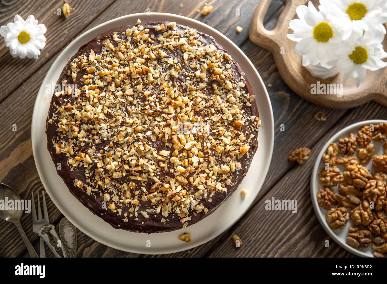 Chocolate casero torta cubierta con cobertura de chocolate y espolvorear con nueces Foto de stock
