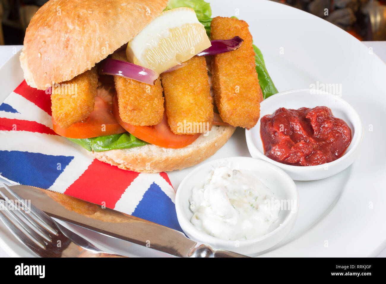 Almuerzo Tipico Ingles Bocadillo De Palitos De Pescado En Un Panecillo Con Salsa De Tomate Y El Tartaro Fotografia De Stock Alamy