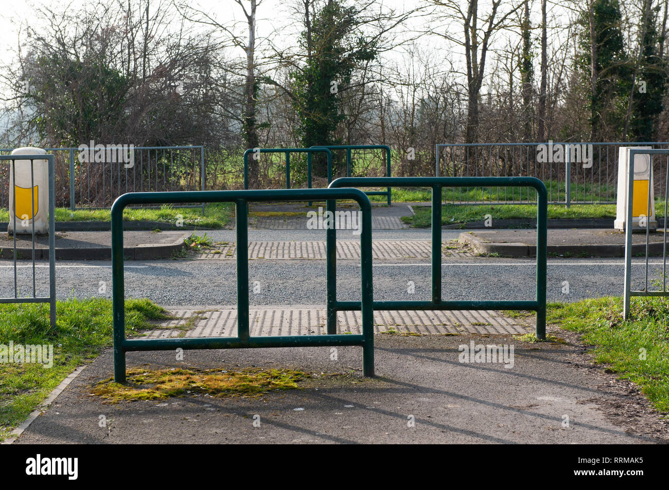 Cruce con barreras de seguridad y arrojaron mermas en la Mane, Westbury, Wiltshire, Reino Unido. Foto de stock