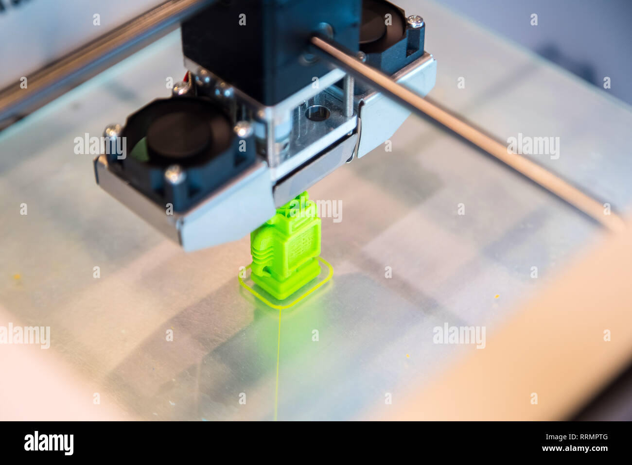 Automático de la impresora 3D tridimensional realiza la creación de  productos modernos de impresión 3D o aditivo de fabricación y tecnología de  automatización robótica Fotografía de stock - Alamy