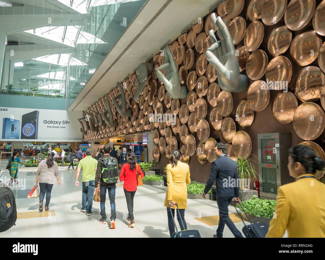 Las personas que llegan del aeropuerto internacional Indira Gandhi de Delhi India Foto de stock