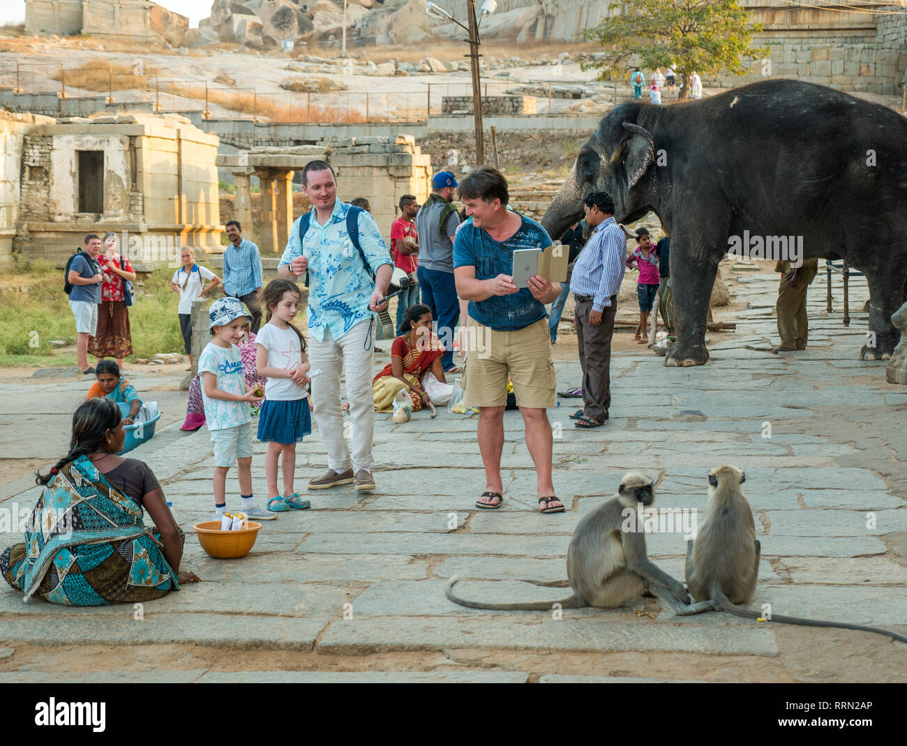 Los turistas fuera del templo Virupaksha en Hampi en India Foto de stock
