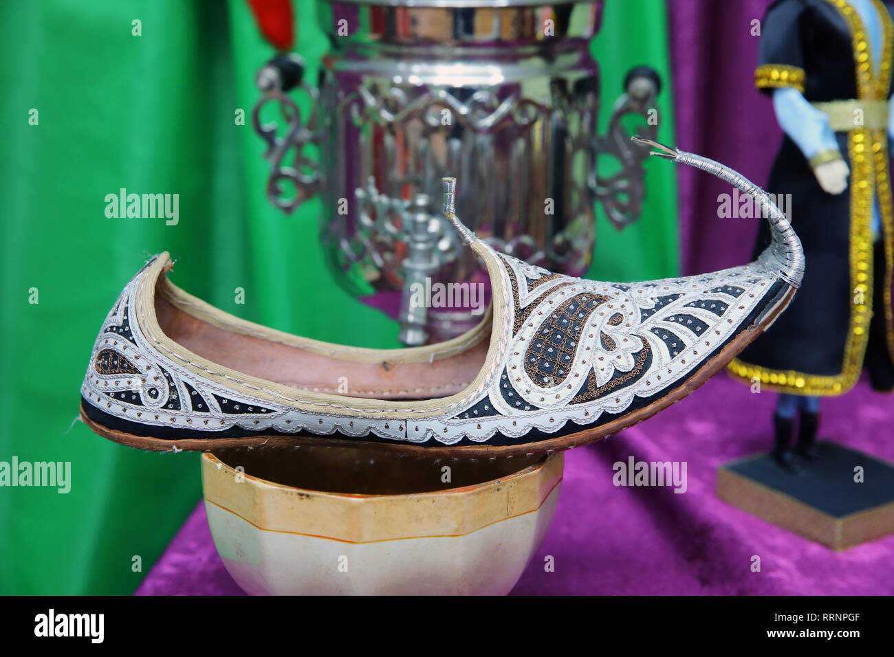 Zapatos Botas Aladdin . Los zapatos de cuero Bordada Arábiga . Zapatos árabe  tradicional . Arabian orientales en los zapatos estilo Aladdin . Tres  tibetanos antiguos s Fotografía de stock - Alamy