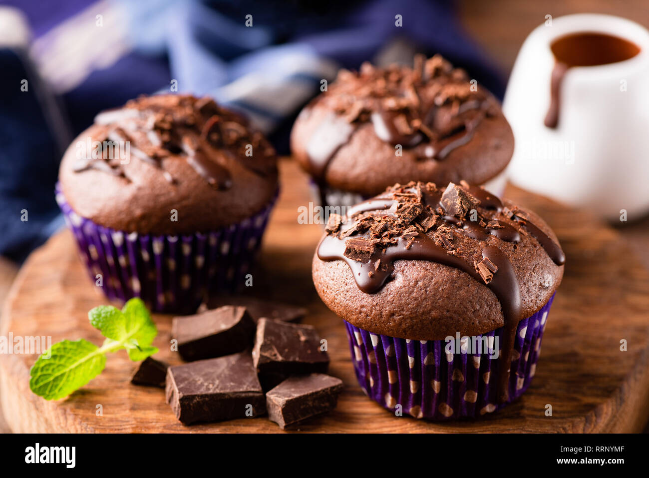 Chocolate muffins o magdalenas decoradas con ganache de chocolate.  Acercamiento Fotografía de stock - Alamy