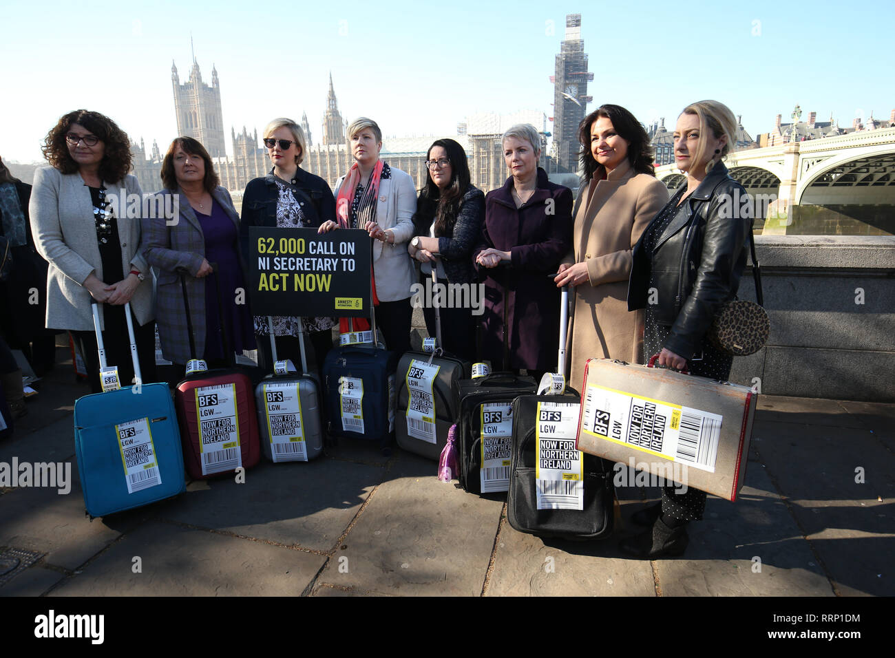 Heidi Allen (segundo a la derecha) se une a las mujeres afectadas por Irlanda del Norte las estrictas leyes sobre el aborto que llevan maletas, simbolizando las mujeres que viajan desde Irlanda del Norte a Gran Bretaña para terminaciones, cruzando el puente de Westminster exigiendo cambios legislativos. Foto de stock