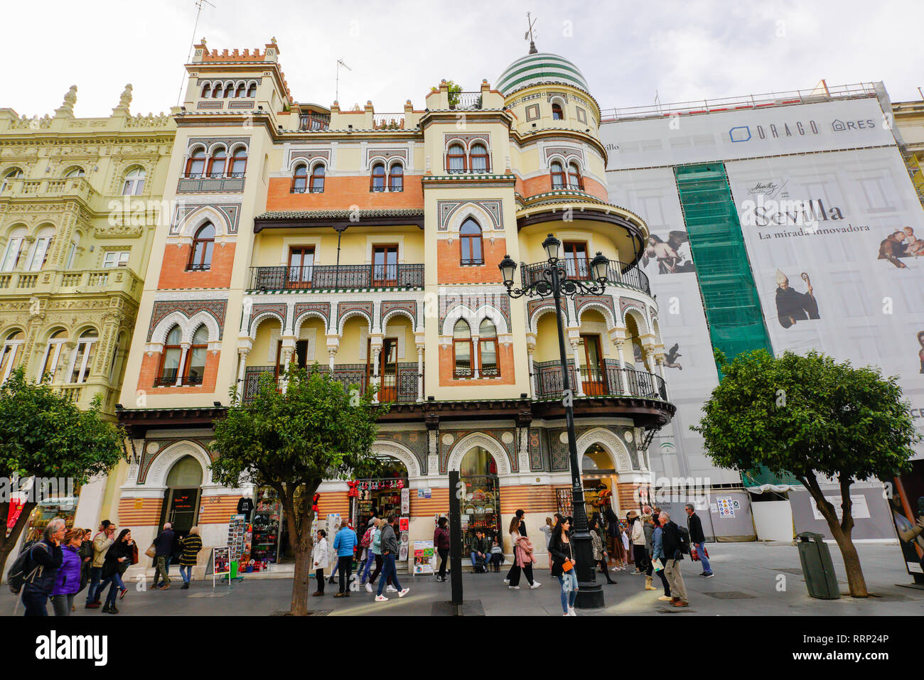 La avenida Constitución, Adriatica edificio, avenue con impresionantes edificios históricos de Sevilla, España. Foto de stock