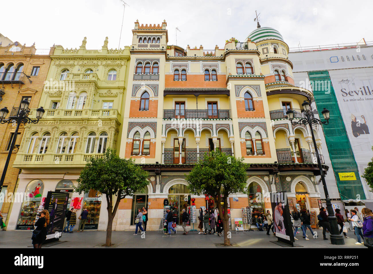 La avenida Constitución, Adriatica edificio, avenue con impresionantes edificios históricos de Sevilla, España. Foto de stock