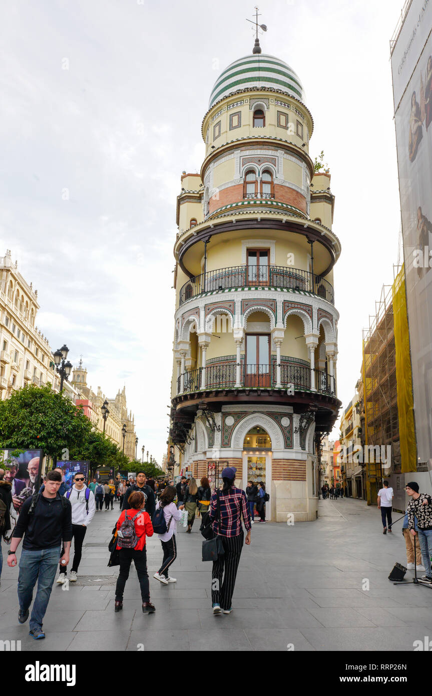 La avenida Constitución, Adriatica edificio, avenue con impresionantes edificios históricos de Sevilla, España. Foto de stock