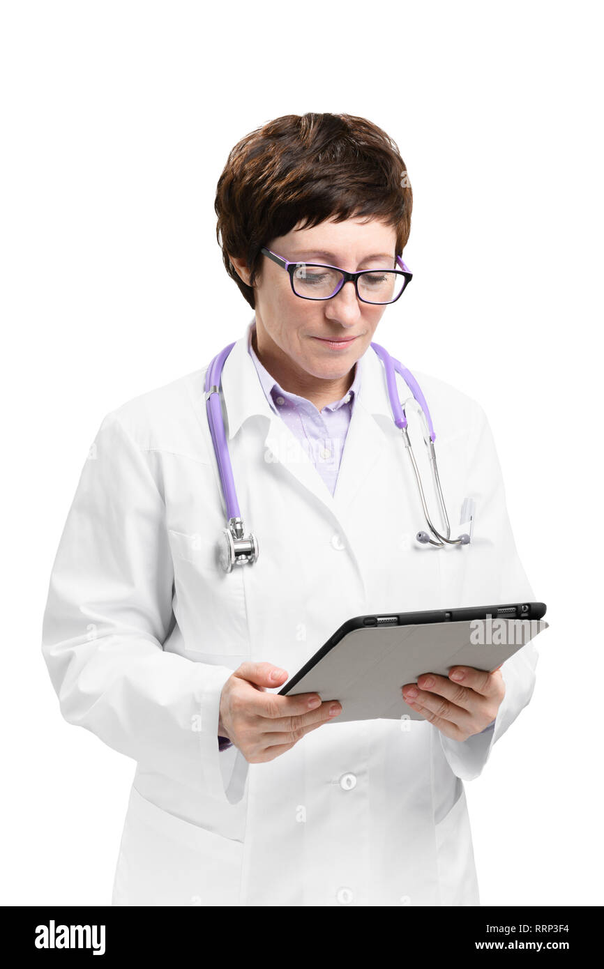Adulto mujer experimentada médico con estetoscopio botín en tablet pc. Aislado sobre fondo blanco. Foto de stock