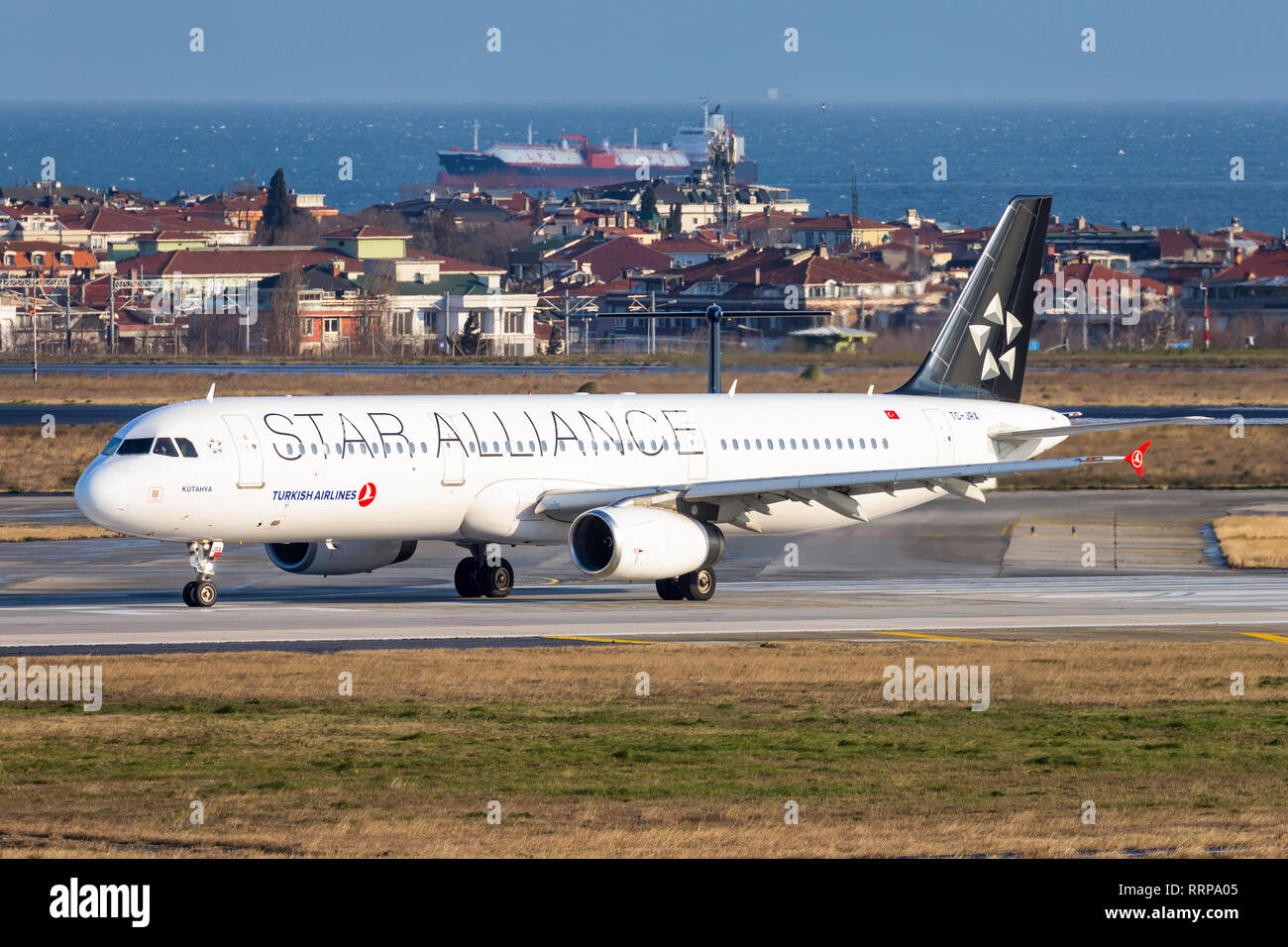 Estambul/Turquía, 12 de febrero de 2019: Airbus A321 de Tk en nuevo aeropuerto de Estambul/LFTM (ISL) que pronto se abrirán y sustituye al aeropuerto de Atatürk (IST/LBT Foto de stock