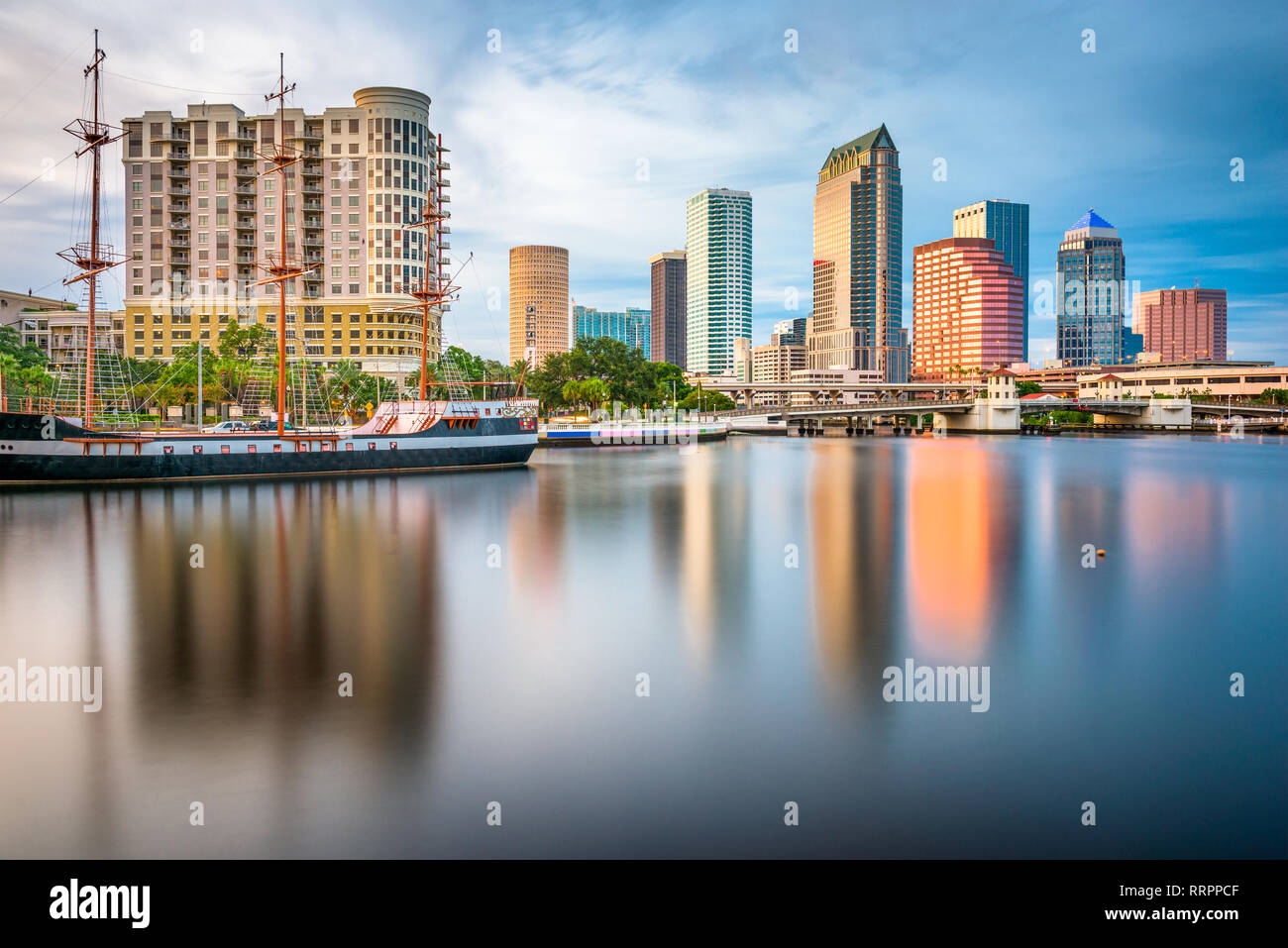 Tampa, Florida, EE.UU. Ciudad de la bahía al atardecer. Foto de stock