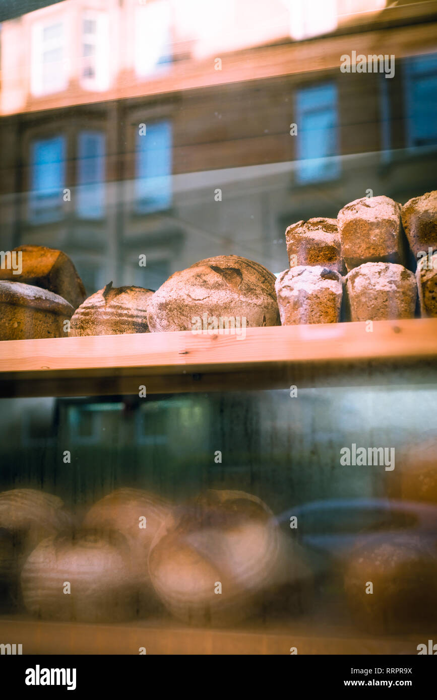 Rebanadas de pan en la ventana de una pequeña panadería Foto de stock