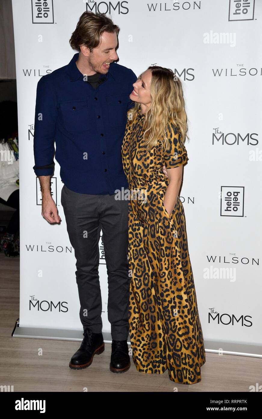 Nueva York, NY, EUA. 25 Feb, 2019. Dax Shepard, Kristen Bell en la terminal de llegadas para Hola bello bebé Lanzamiento de producto para Walmart alojada por Mamarazzi, Wilson, Nueva York, Nueva York, NY el 25 de febrero de 2019. Crédito: Kristin Callahan/Everett Collection/Alamy Live News Foto de stock