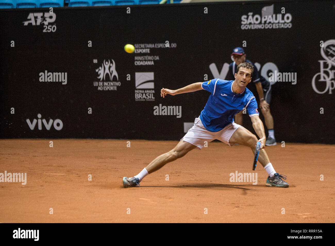 Sao Paulo, Brasil. 26 Feb, 2019. Albert RAMOS VINOLAS (ESP) gana Facundo BAGNIS (ARG) sobre tierra batida, en un partido de tenis jugado esta tarde de febrero 26, 2019 en el gimnasio de Ibirapuera. (Foto: Van Campos/Fotoarena) crédito: Foto Arena LTDA/Alamy Live News Foto de stock