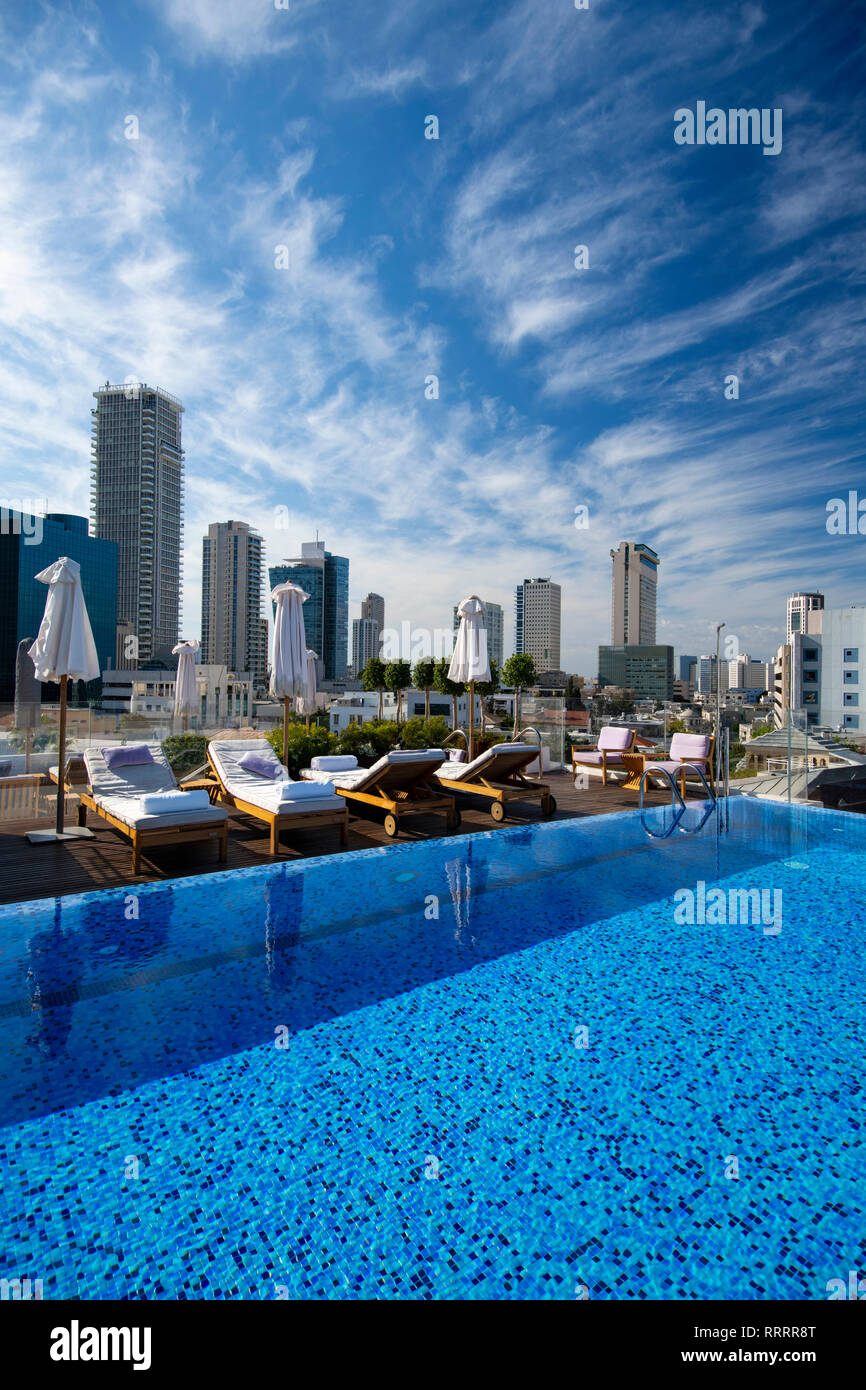 Tel Aviv el horizonte desde la piscina de la azotea de la Norman, hotel boutique, Israel Foto de stock